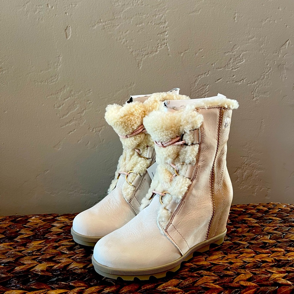 Soral bootie is very cute and warm, two-tone color, and very comfortable.
